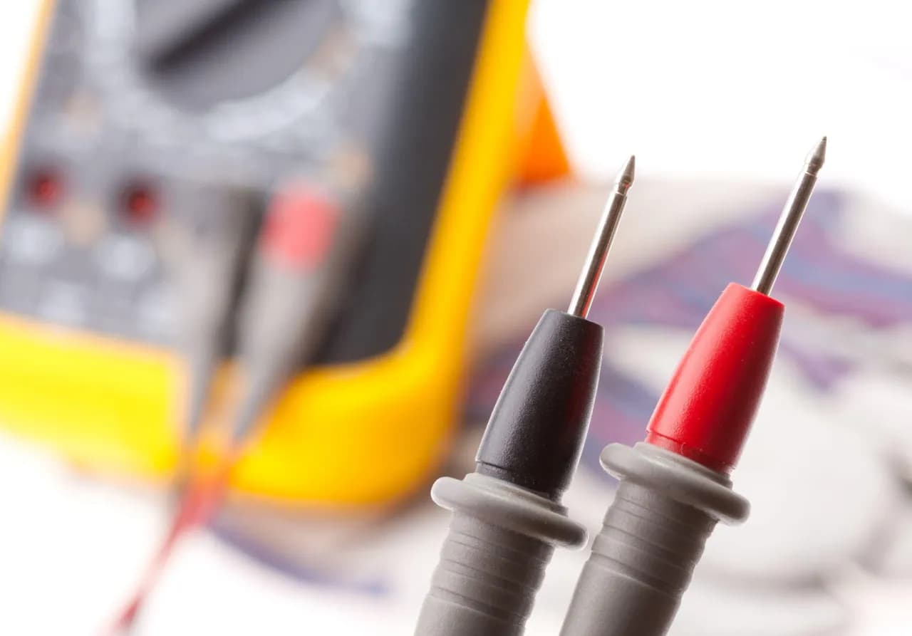 Jak zmierzyć rezystancję izolacji - uniknij niebezpieczeństw w elektryce