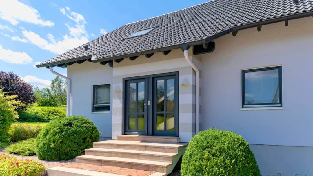 Ile kosztuje wybudowanie domu parterowego 100m2? Sprawdź ukryte wydatki