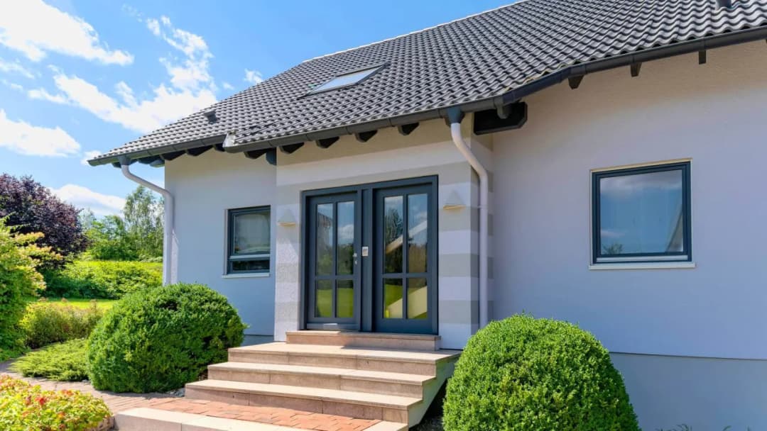 Ile kosztuje wybudowanie domu parterowego 100m2? Sprawdź ukryte wydatki