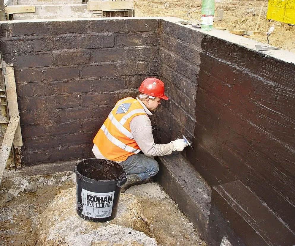 Jak zabezpieczyć fundamenty przed wilgocią i mrozem skutecznie