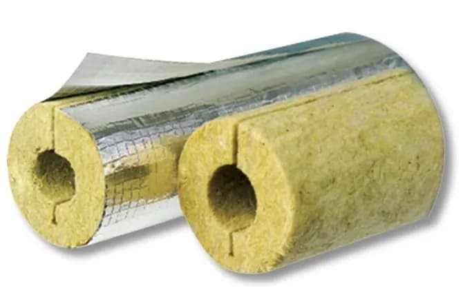 Kto zdejmuje izolacje i jakie są kryteria ich zniesienia?