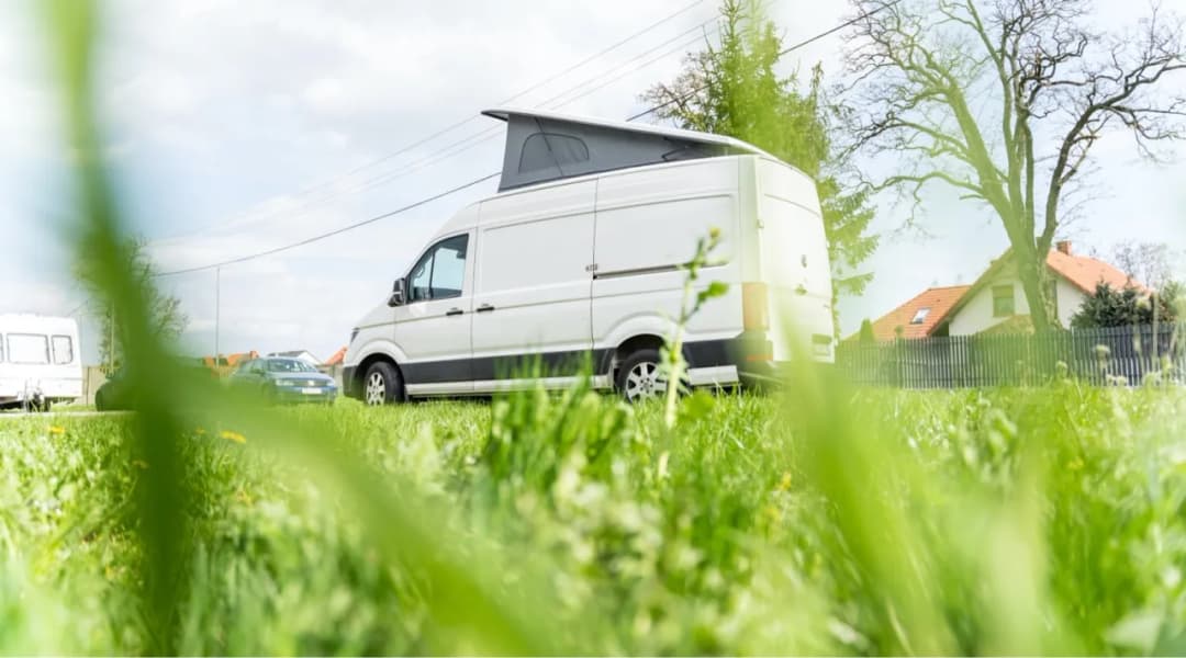 Jak zrobić podnoszony dach w kamperze – krok po kroku z poradami