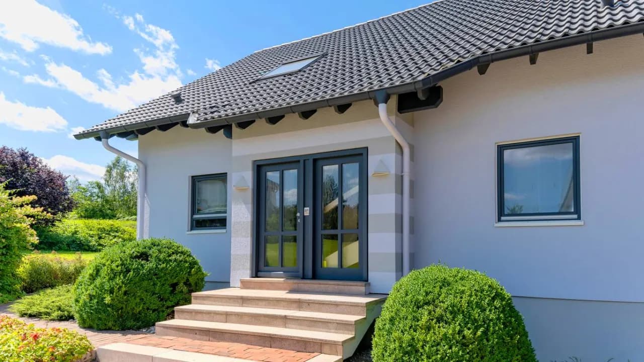 Ile kosztuje budowa domu parterowego 150m2? Poznaj szczegóły i ukryte koszty