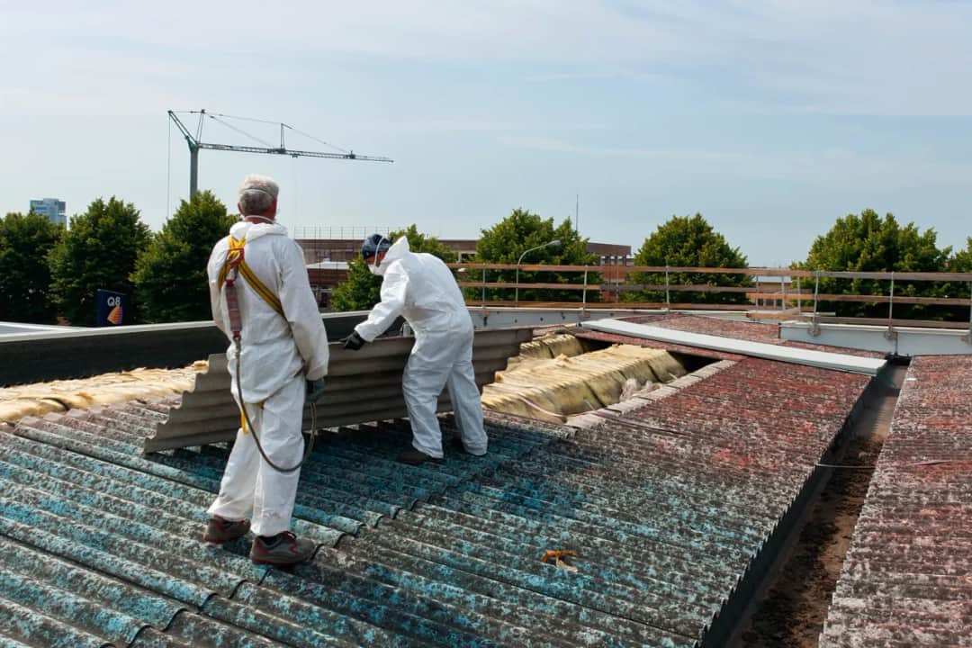 Eternit na dachu do kiedy? Poznaj groźne konsekwencje braku działań