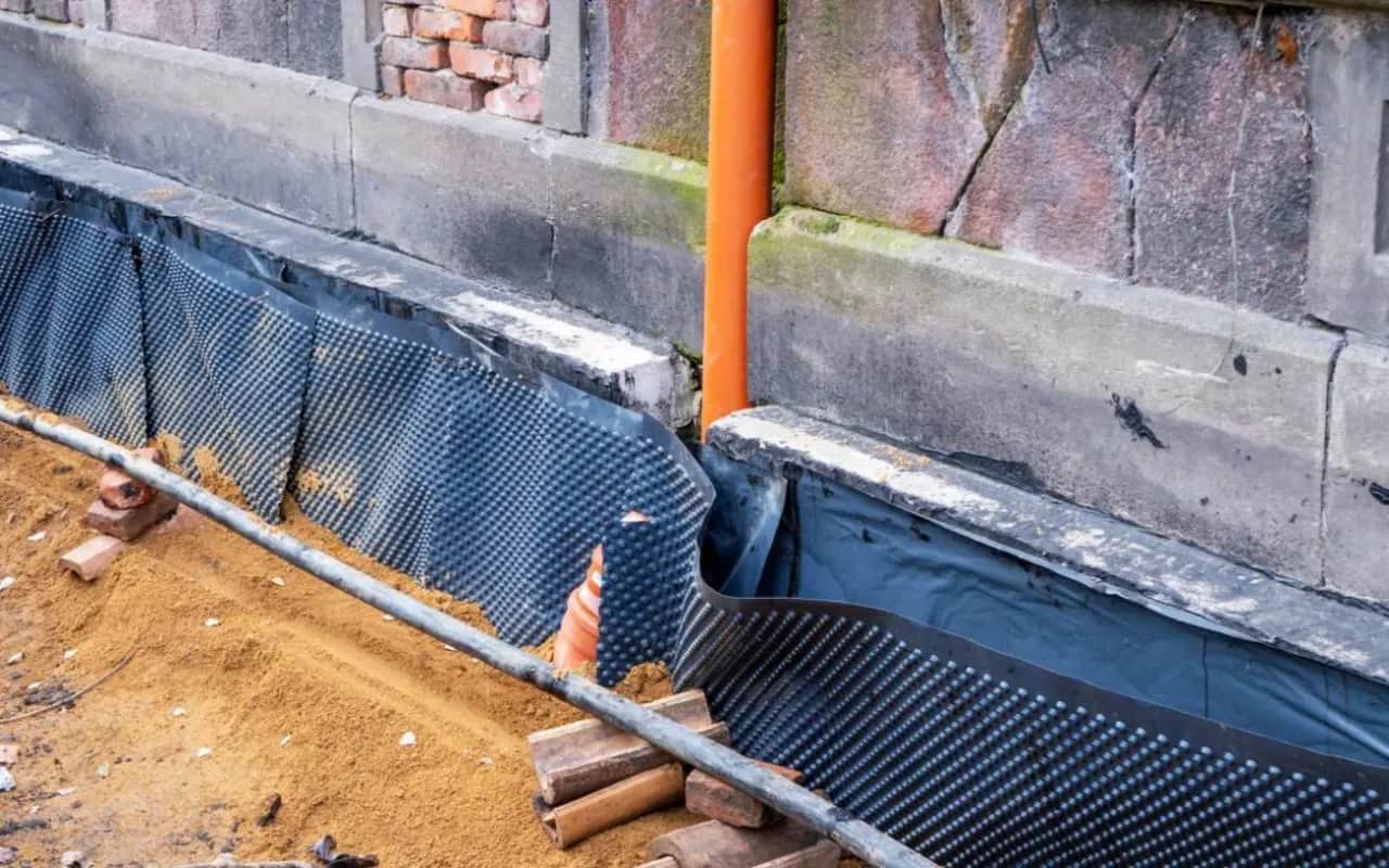 Czy ocieplać fundamenty w starym domu? Oto ważne powody i metody